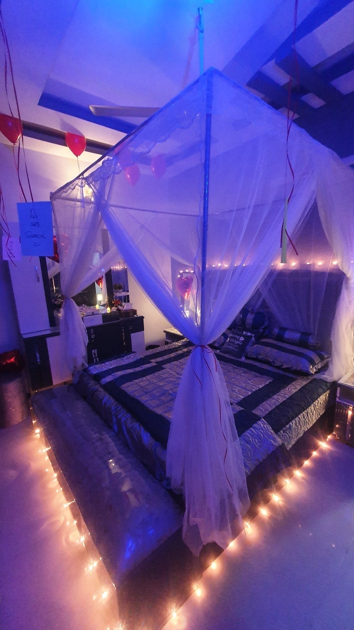 Bed net wedding room setup Karachi with balloons and fairy lights – image 1