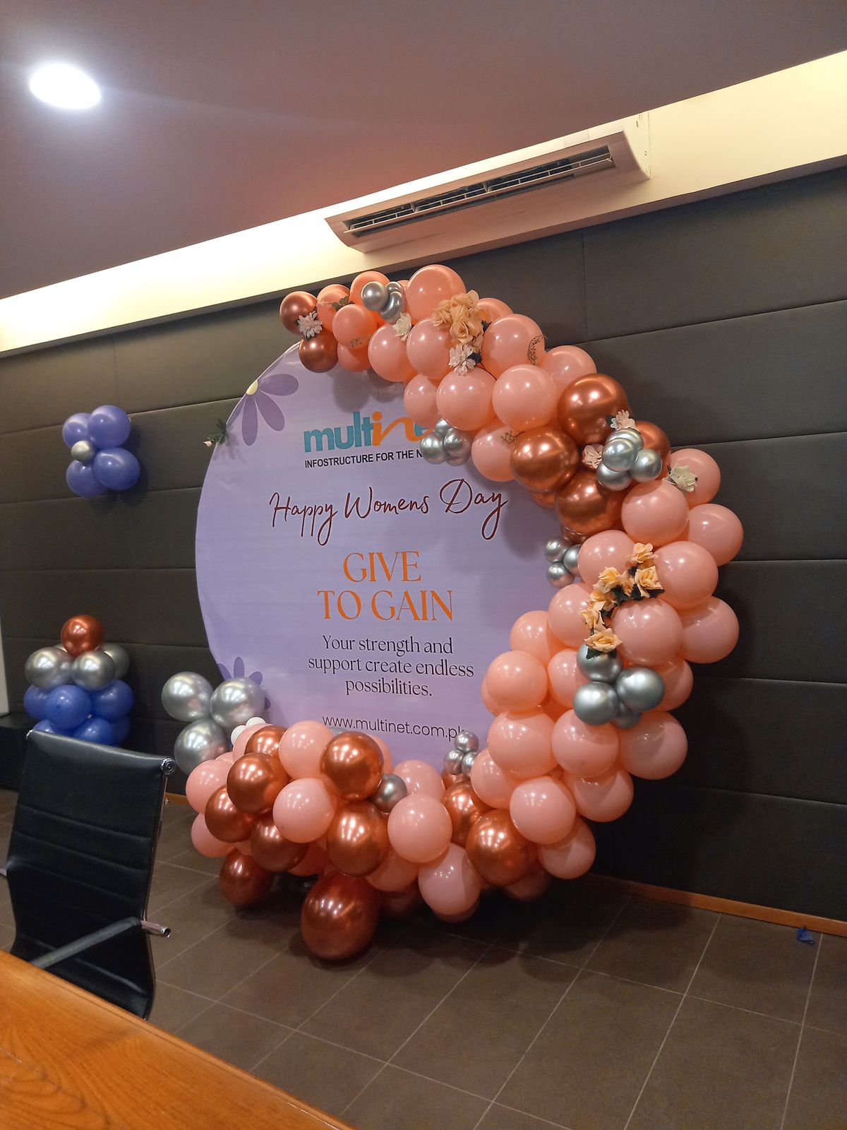 Birthday & Corporate Event Balloon Backdrop – Peach, Rose Gold & Chrome Round Garland