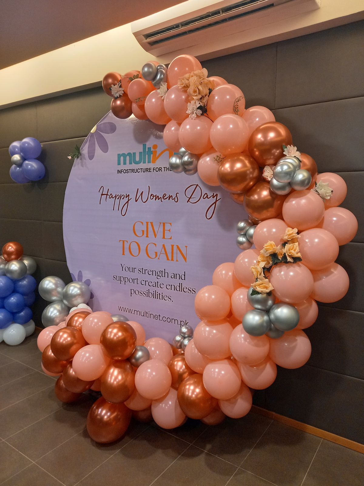 Birthday & Corporate Event Balloon Backdrop – Peach, Rose Gold & Chrome Round Garland