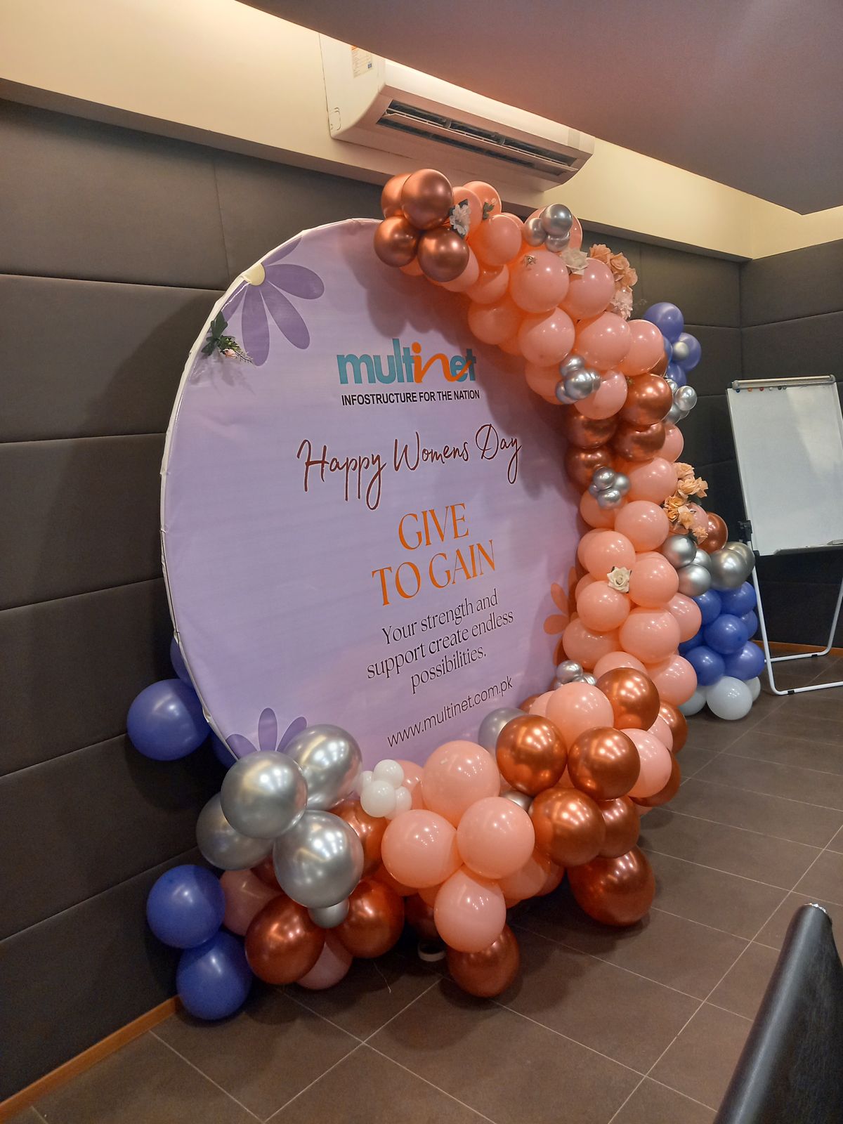 Birthday & Corporate Event Balloon Backdrop – Peach, Rose Gold & Chrome Round Garland
