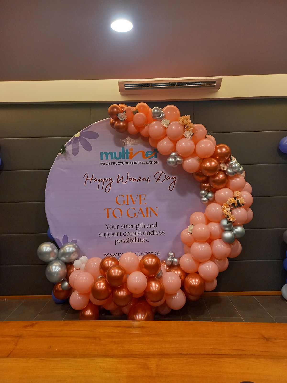 Birthday & Corporate Event Balloon Backdrop – Peach, Rose Gold & Chrome Round Garland