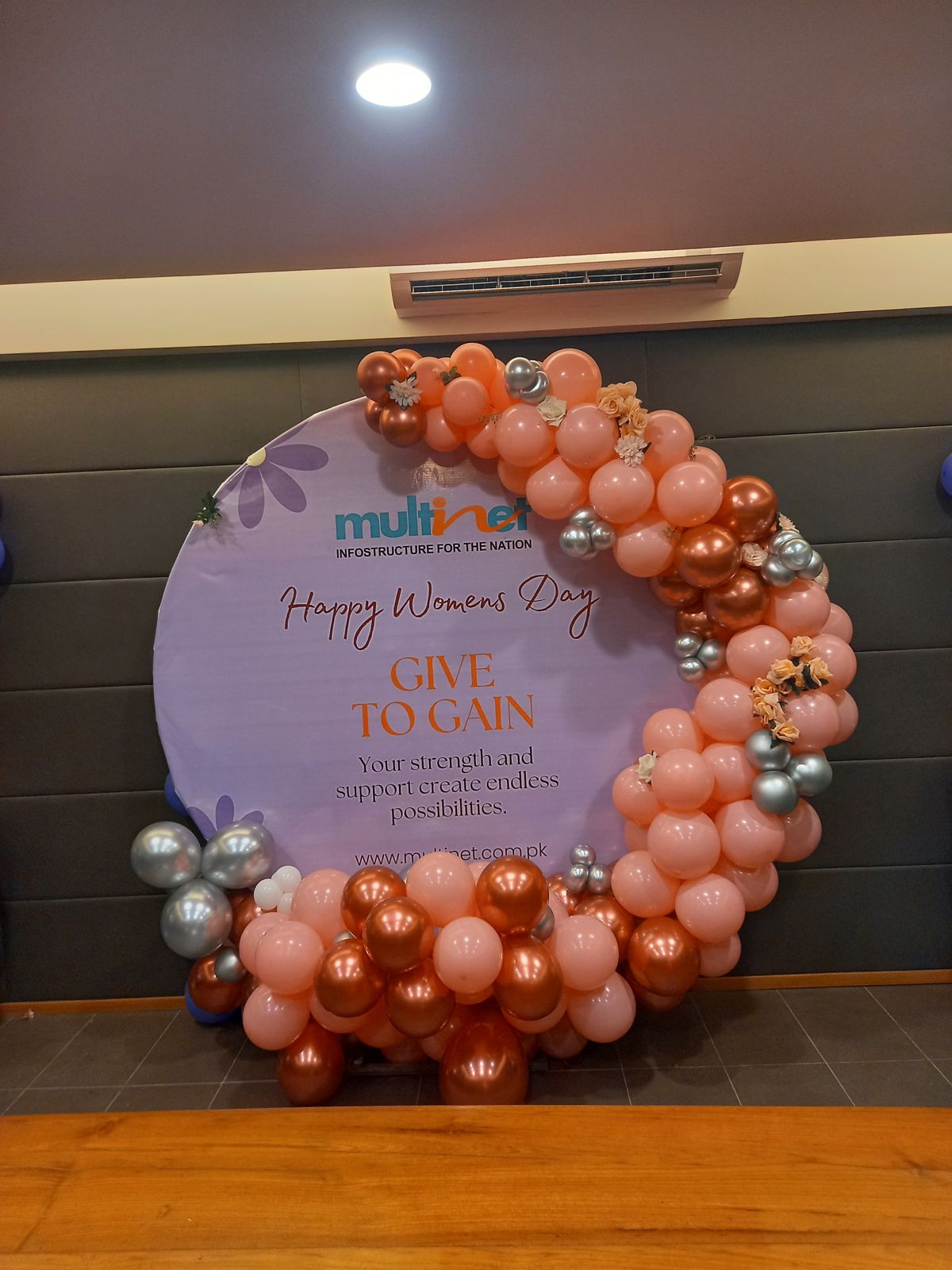 Birthday & Corporate Event Balloon Backdrop – Peach, Rose Gold & Chrome Round Garland