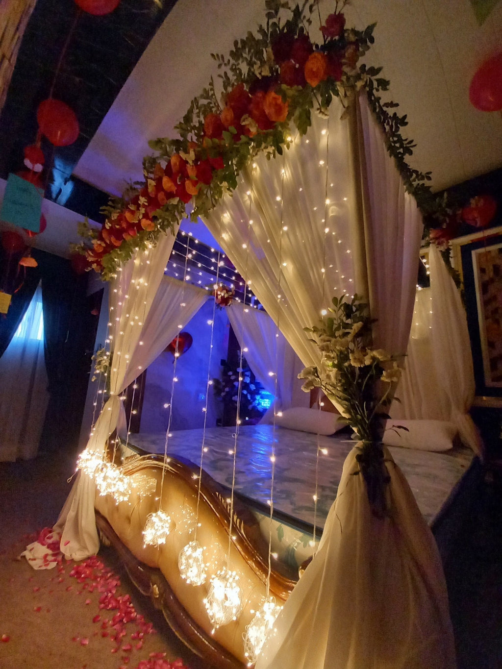 Luxury wedding room decoration Karachi with real flowers and fairy lights – image 2