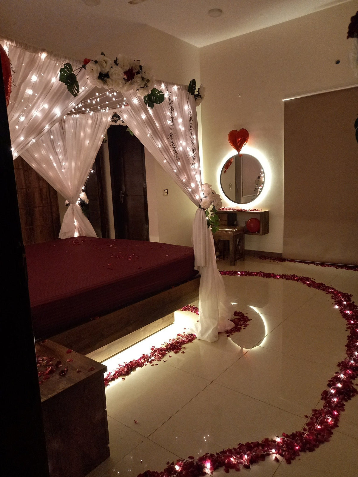 Premium red and white wedding room decor Karachi floral and balloon arrangement – image 1