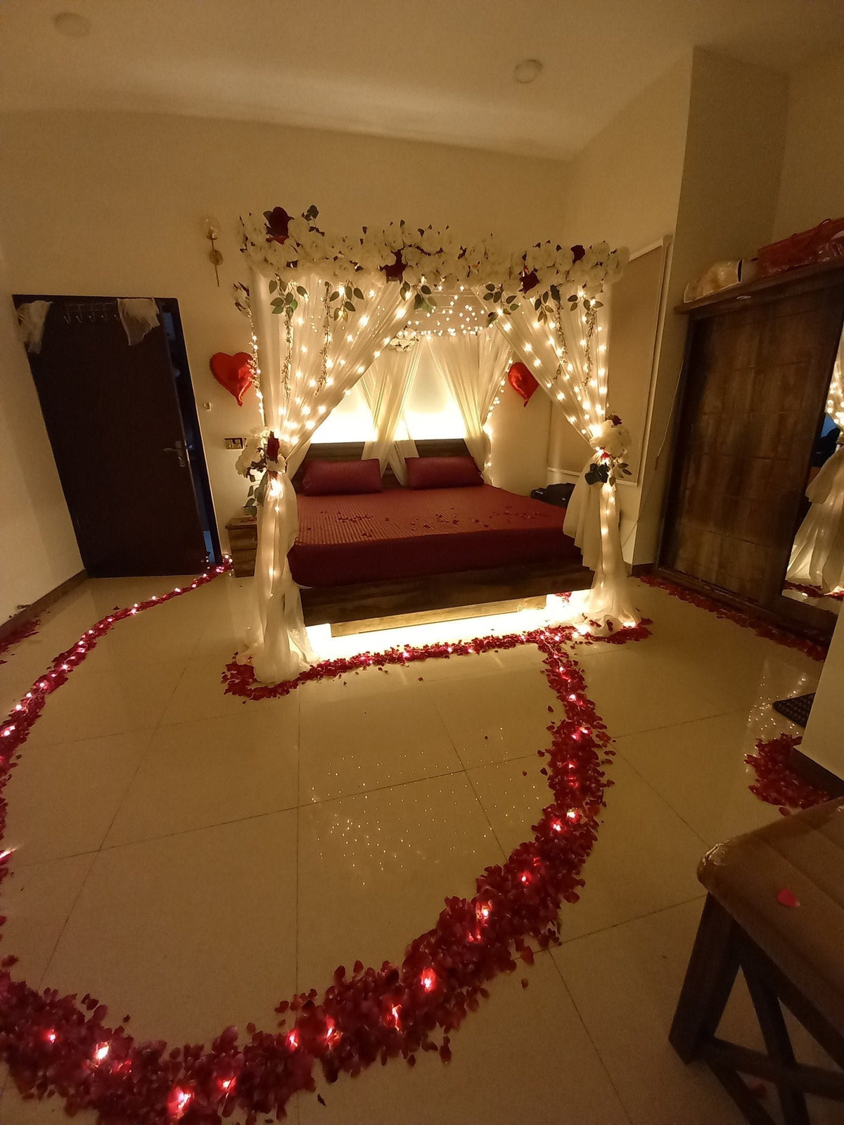 Premium red and white wedding room decor Karachi floral and balloon arrangement – image 2