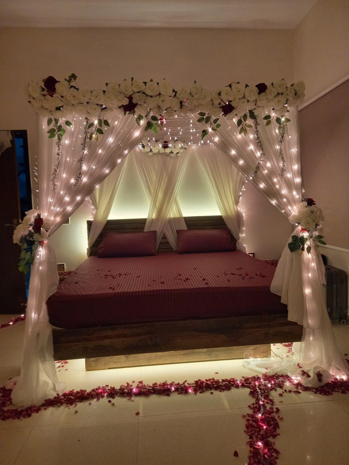 Premium red and white wedding room decor Karachi floral and balloon arrangement – image 3