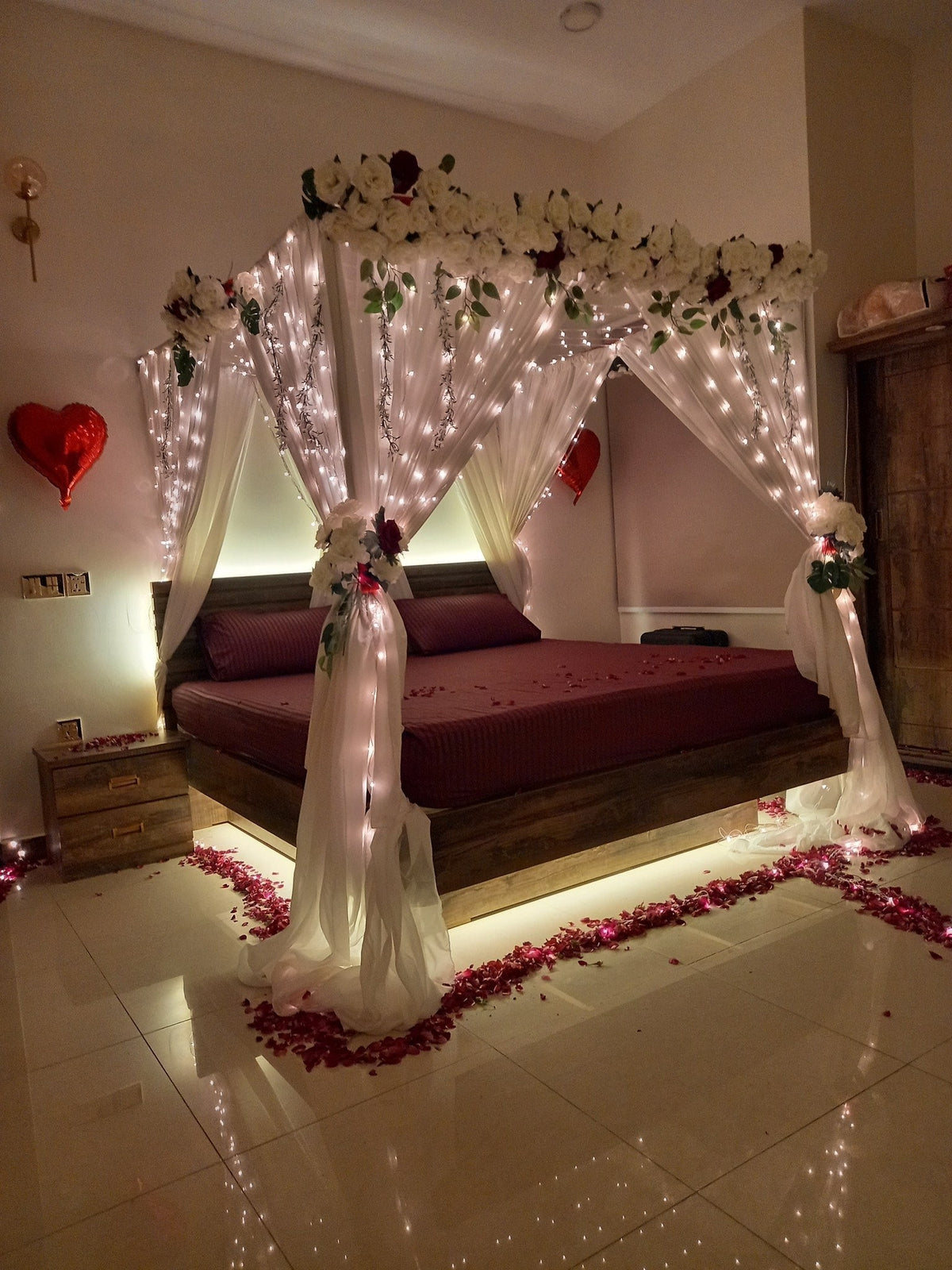 Premium red and white wedding room decor Karachi floral and balloon arrangement – image 4