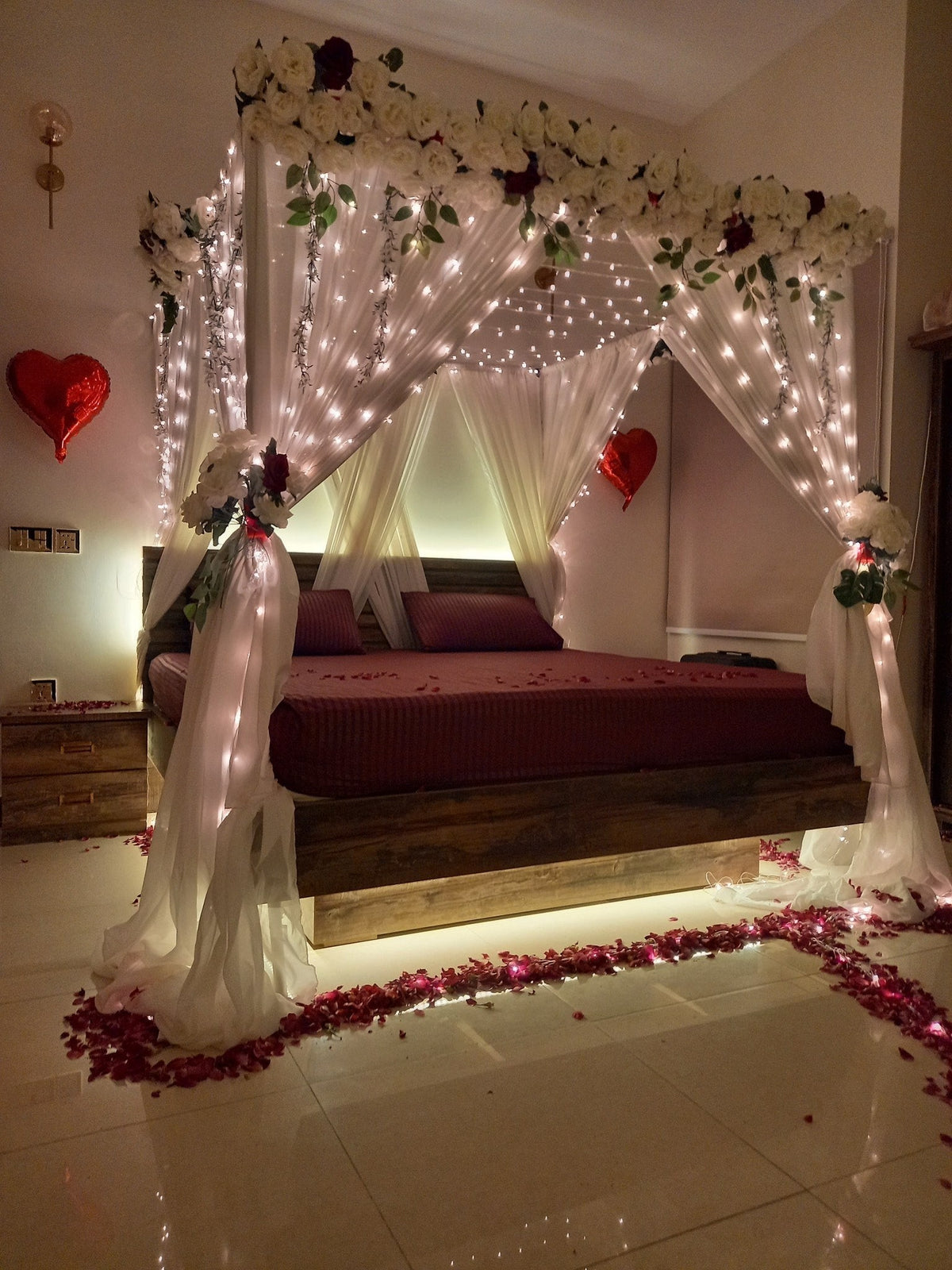 Premium red and white wedding room decor Karachi floral and balloon arrangement – image 5