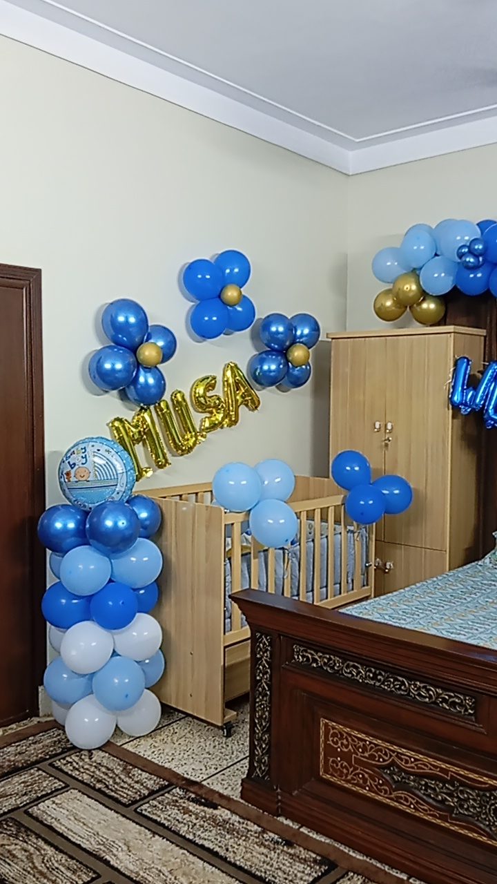 Welcome Baby Boy Decoration – Blue & Gold Balloon Garland, Cot & Lounge Decor